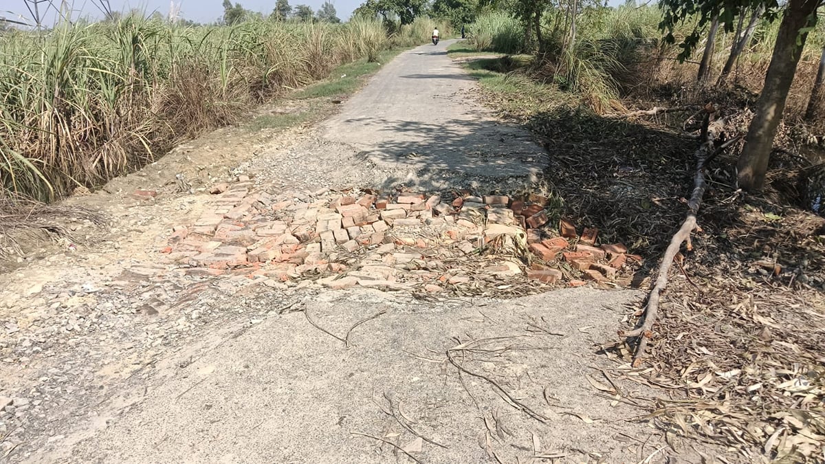 Lakhimpur Kheri News: नदी पुल के पास कटी सड़क, दर्जनों गांवों का आवागमन प्रभावित