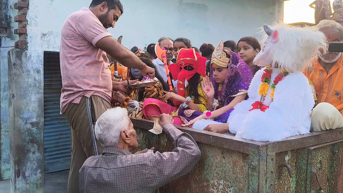 Shahjahanpur News: कुर्रियाकलां में धूमधाम से निकली शिव बरात