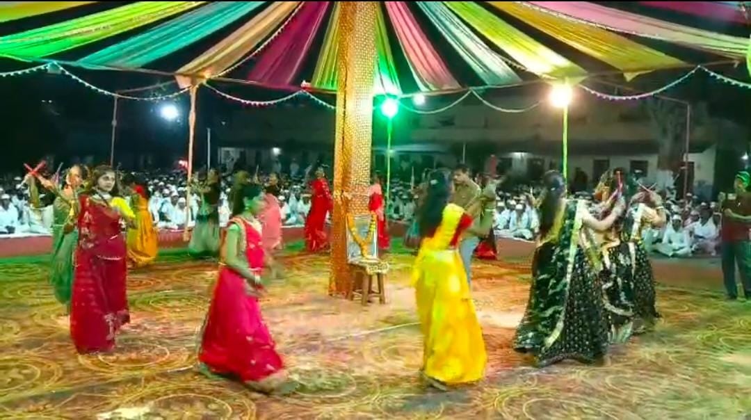 इंदौर: केंद्रीय जेल में नवरात्रि पर दिखा भक्ति और संस्कृति का अनूठा संगम, बंदियों ने शानदार गरबा कर समां बांधा