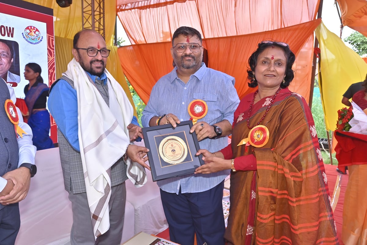 Lucknow News: वार्षिकोत्सव में मेधावी छात्राओं को किया गया सम्मानित