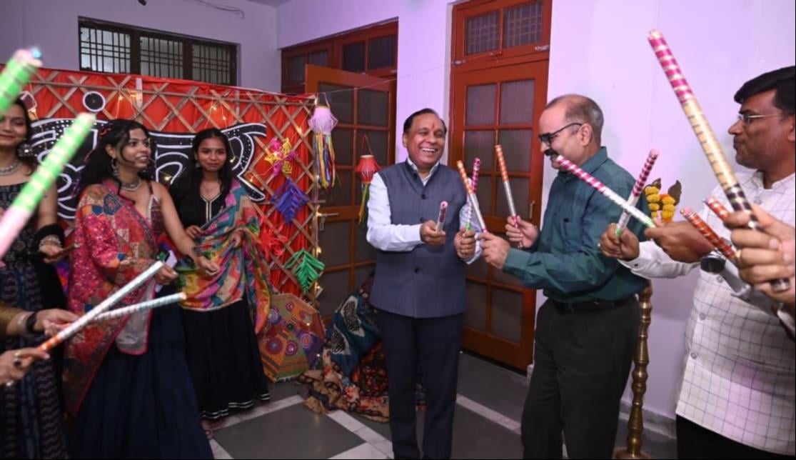 Lucknow News: महिषासुर मर्दिनी के मंचन से गूंजा नारी शक्ति का संदेश