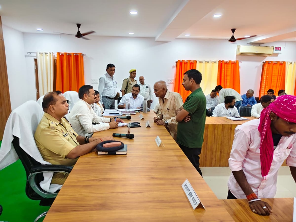 Sant Kabir Nagar News: 155 शिकायतों में से 33 का किया गया निस्तारण