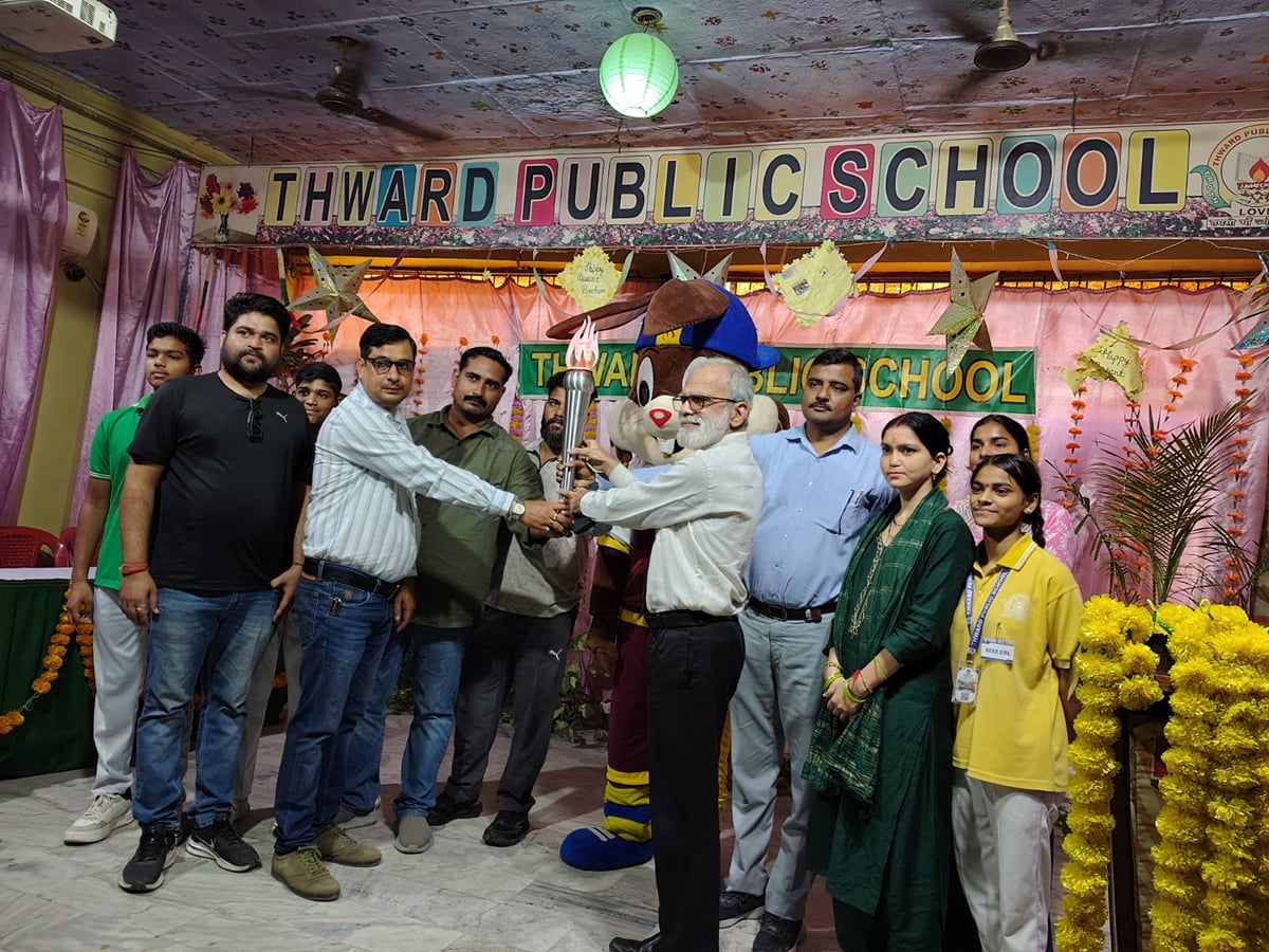Agra News: थ्वार्ड पब्लिक स्कूल में मस्कट के साथ झूमे बच्चे