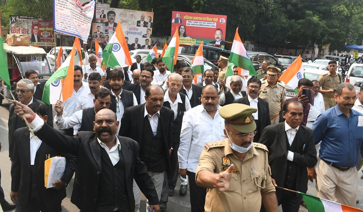 Lucknow News: एडवोकेट प्रोटेक्शन एक्ट लागू करने की मांग, निकाला मार्च