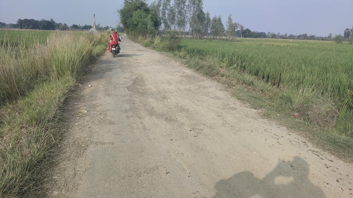 Shravasti News: गड्ढों में समाई सड़कें, जिम्मेदार बेखबर