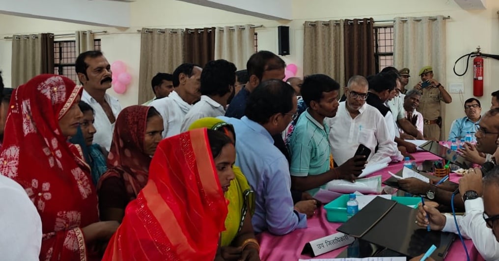 Azamgarh News: सभी तहसीलों में लगा पिंक समाधान दिवस, 441 शिकायतों में 18 का निस्तारण