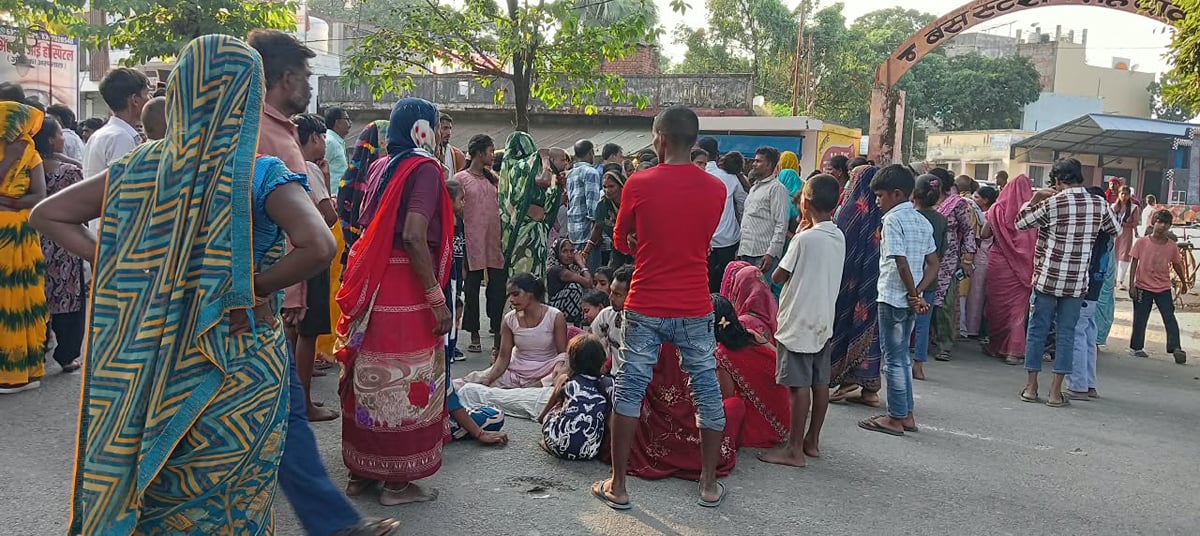 Sant Kabir Nagar News: मासूम की मौत पर दूसरे दिन भी हंगामा, सड़क जाम