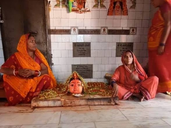 मंदिर में स्थापित कोर्ट देवी