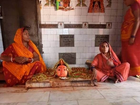 मंदिर में स्थापित कोर्ट देवी