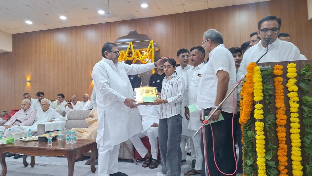 मेधावी विद्यार्थियों को सम्मानित करते अभय सिंह चौटाला।