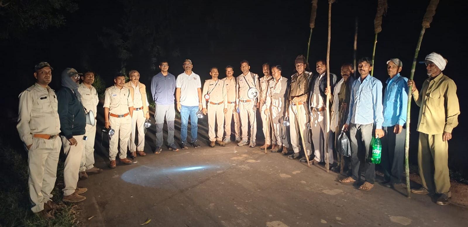 निगरानी के लिए तैनात वन विभाग की टीम।