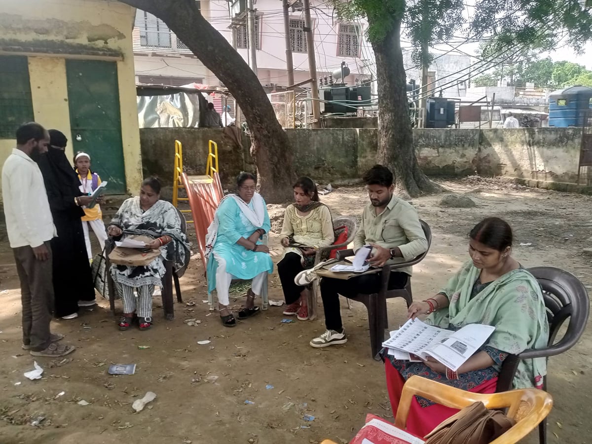 Lakhimpur Kheri News: मतदाता सूची में नाम जोड़ने का काम बदइंतजामी के नाम
