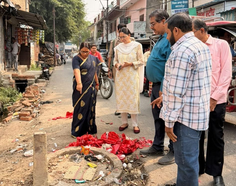 Shahjahanpur News: नवनिर्मित सड़कों की महापौर ने परखी गुणवत्ता