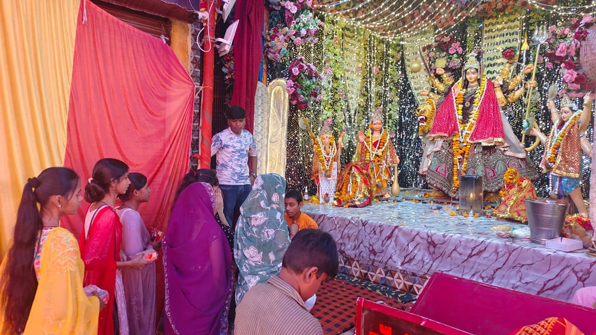 Lakhimpur Kheri News: मां के दरबार में कतारें, जुबां पर जयकारे और मन में मन्नतें