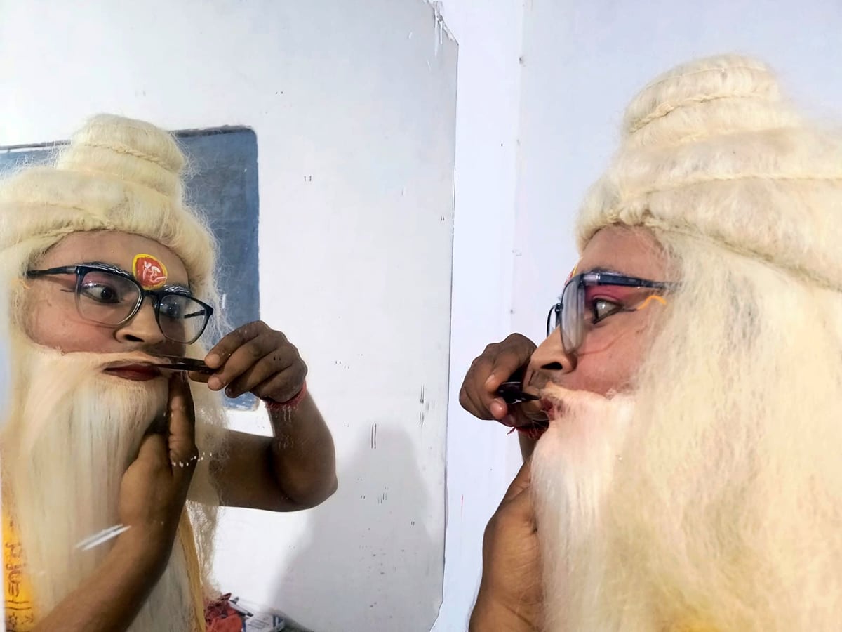 Shahjahanpur News: मंच पर धुर विरोधी...पर्दे के पीछे रावण का शृंगार कर रहे राम और लक्ष्मण