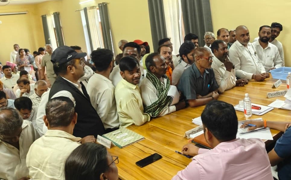 Chandauli News: तालाब की जमीन से कब्जा हटाया नहीं, मंदिर की जमीन पर भी हो गया अतिक्रमण