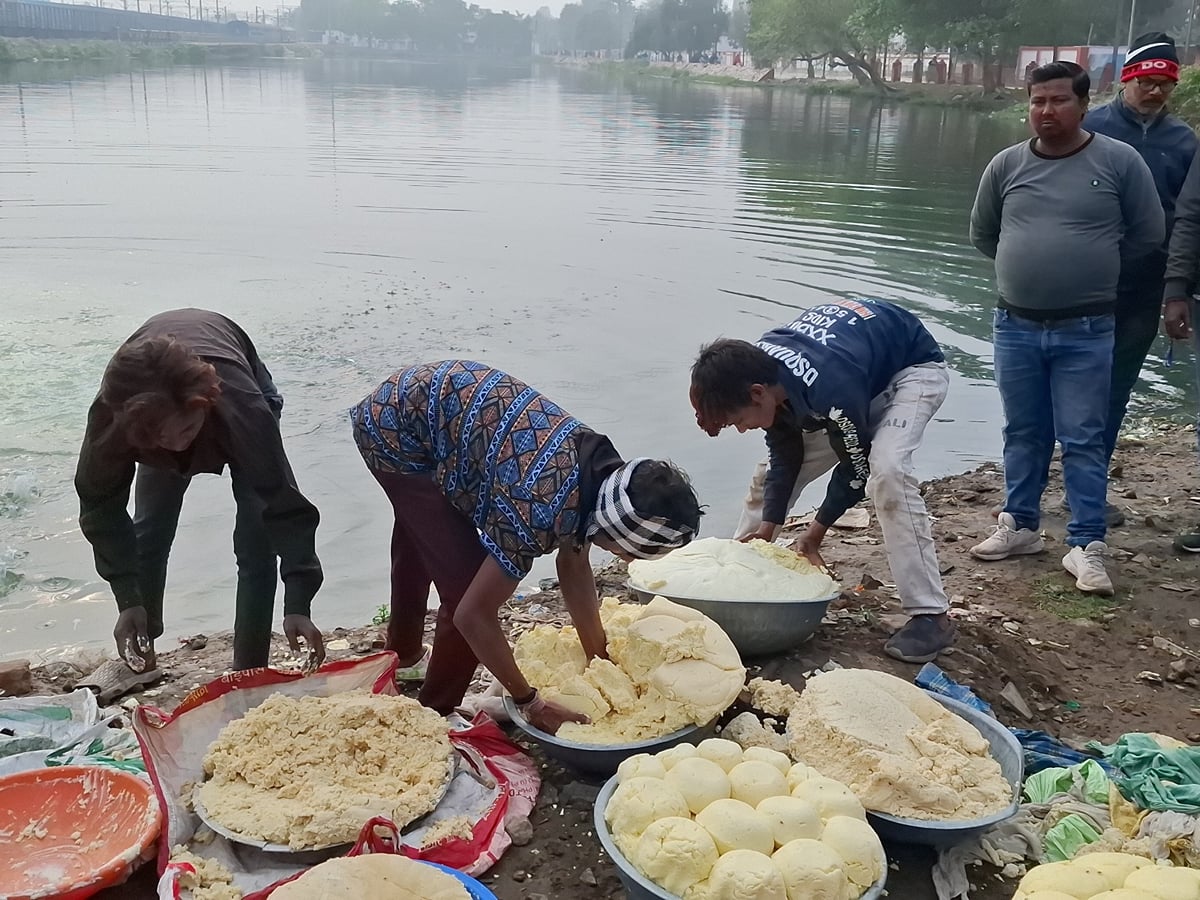 Chandauli News: मिठाइयों में मिलावट की आशंका, 20 महीने में 45.5 क्विंटल नकली खोवा नष्ट कराया