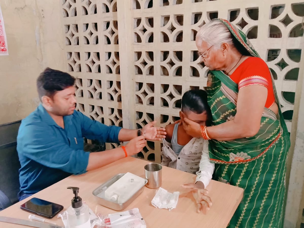 Shahjahanpur News: संविदा स्वास्थ्यकर्मियों की हड़ताल खत्म होने से मरीजों को मिली राहत