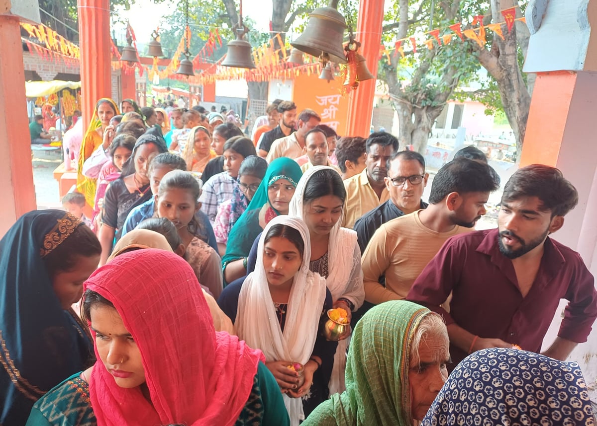 Raebareli News: देवी मंदिरों में दर्शन के लिए लगीं कतारें
