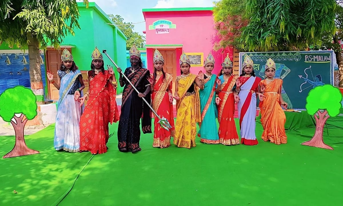 Ballia News: बच्चों ने प्रस्तुत की दुर्गा के नौ स्वरूपों की झांकी