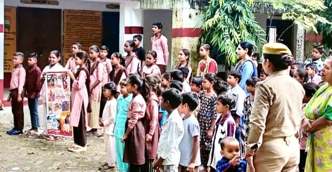 Pilibhit News: छात्राओं को दी गई सुरक्षा व योजनाओं की जानकारी