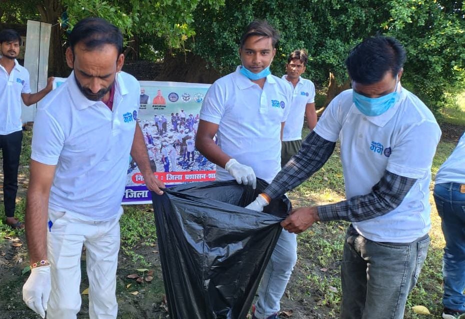 Shahjahanpur News: पर्यावरण प्रेमियों ने नदियों के घाटों पर किया श्रमदान