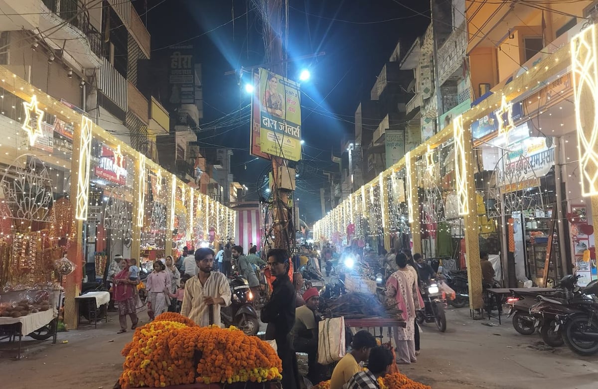 Sultanpur News: नेत्र प्रतिष्ठा के साथ खुले पंडालों के पट