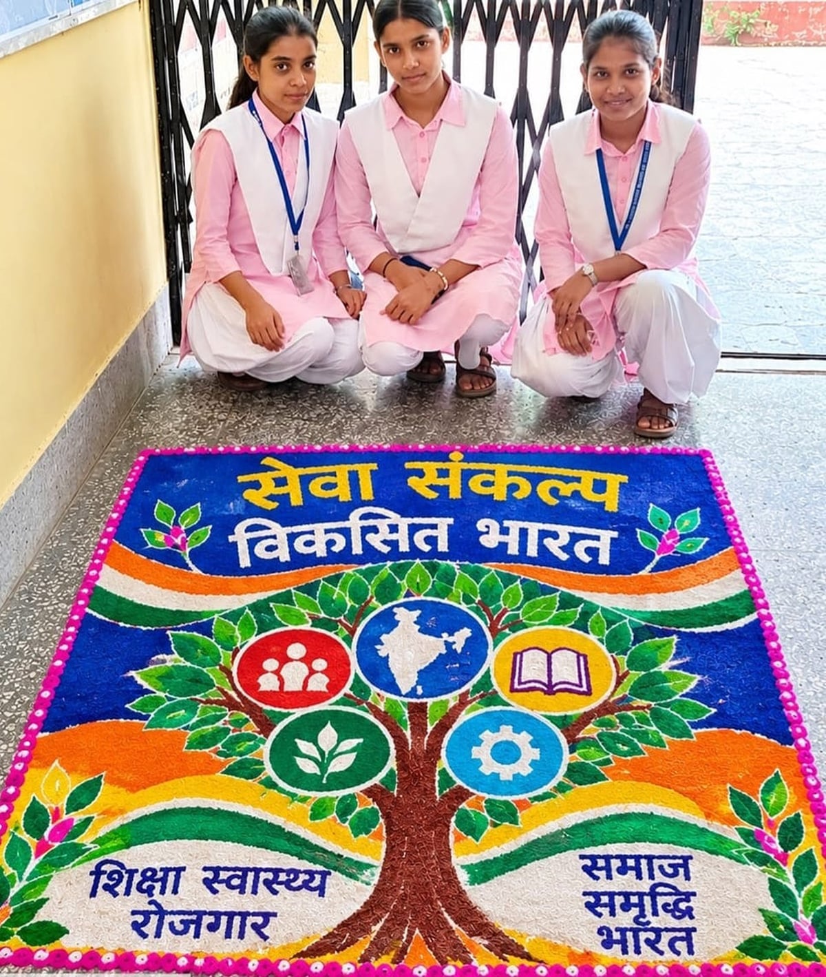 Bhadohi News: रंगोली प्रतियोगिता में चंचल, अंजली, खुशी और वर्षा की टीम ने बाजी मारी