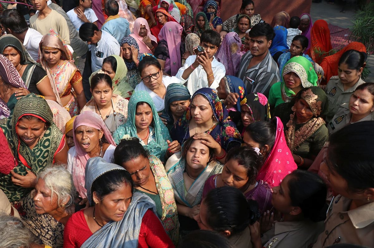 Agra News: रात भर चले लीपापोती के प्रयास, रावली बनी रही छावनी