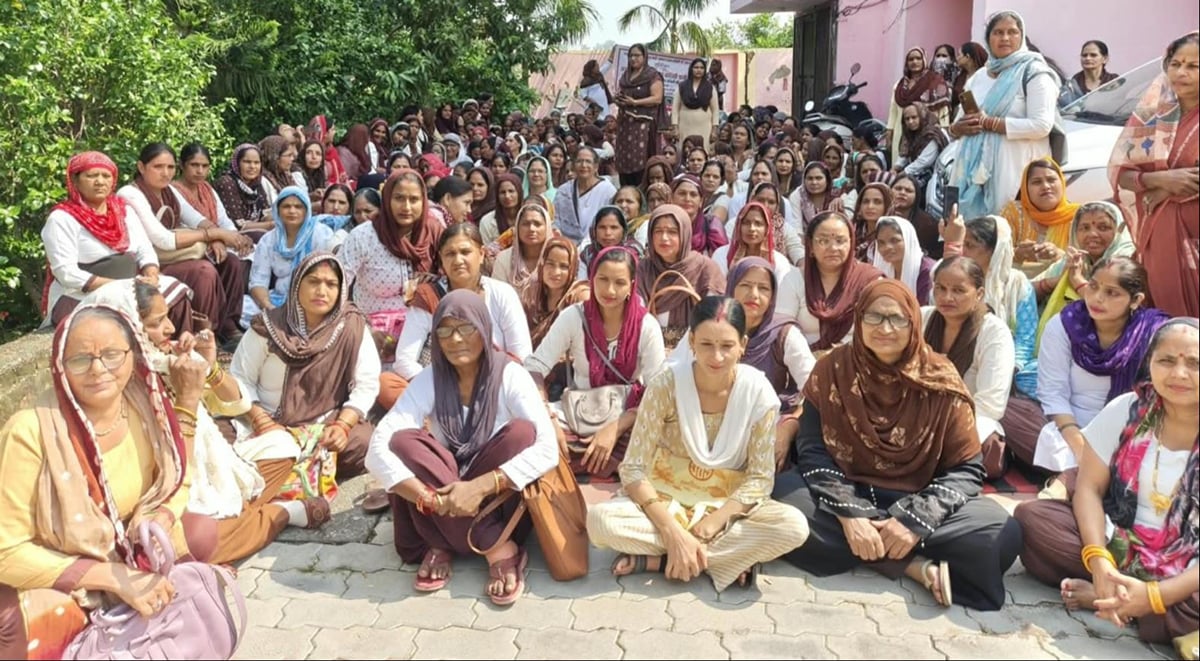 Shamli News: आशा-संगिनी कार्यकर्ताओं का सीएमओ कार्यालय पर धरना