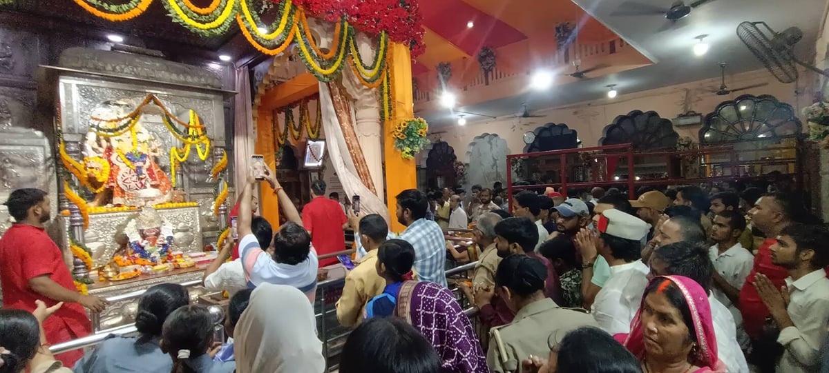 Sant Kabir Nagar News: माता के नेत्र पट्ट खुले, सप्तमी पर भीड़ उमड़ी