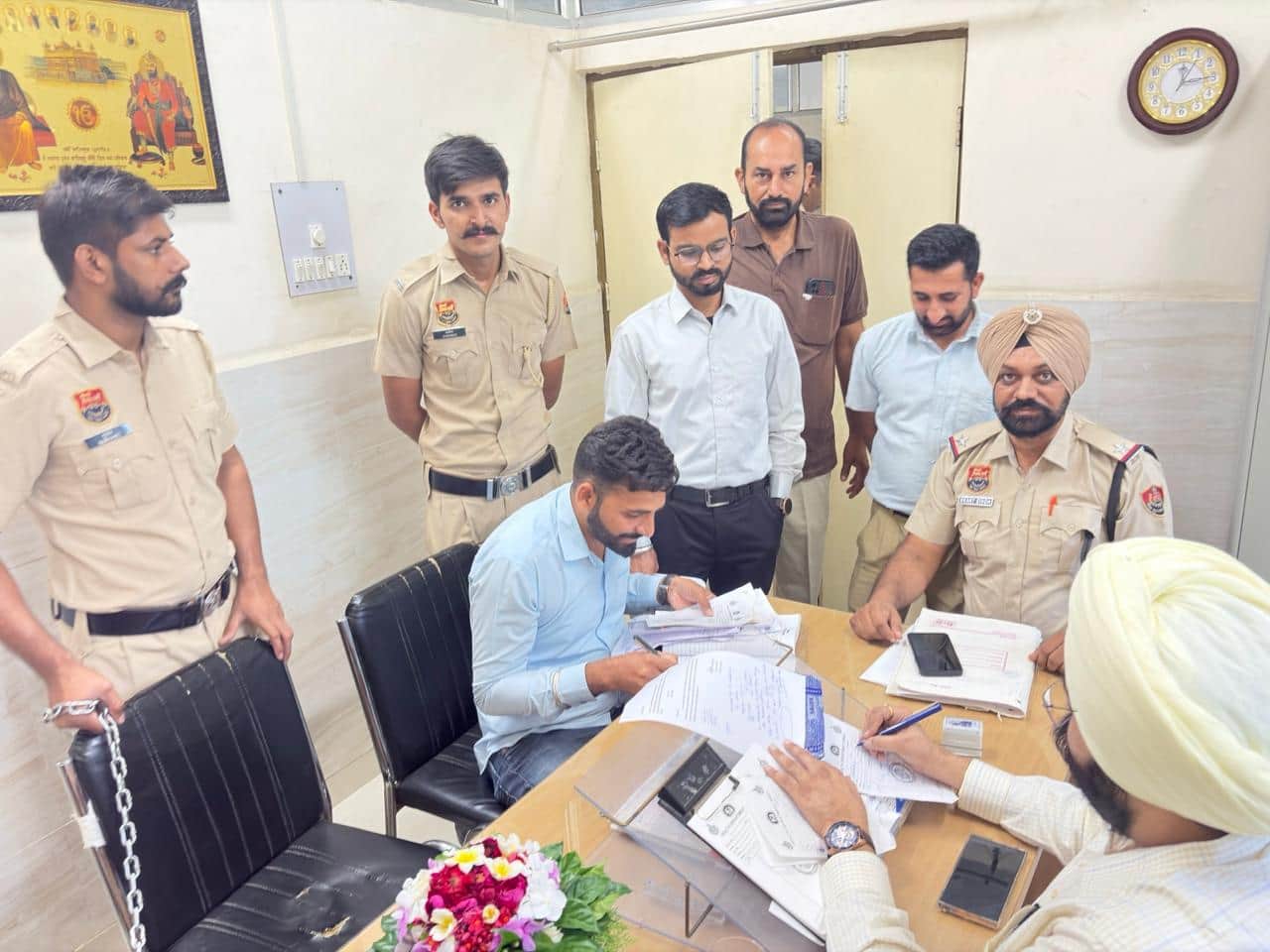 सिरसा। उप मंडल अस्पताल में नशे से पीड़ित व्यक्तियों के उपचार के बारे में चिकित्सक से बात करते