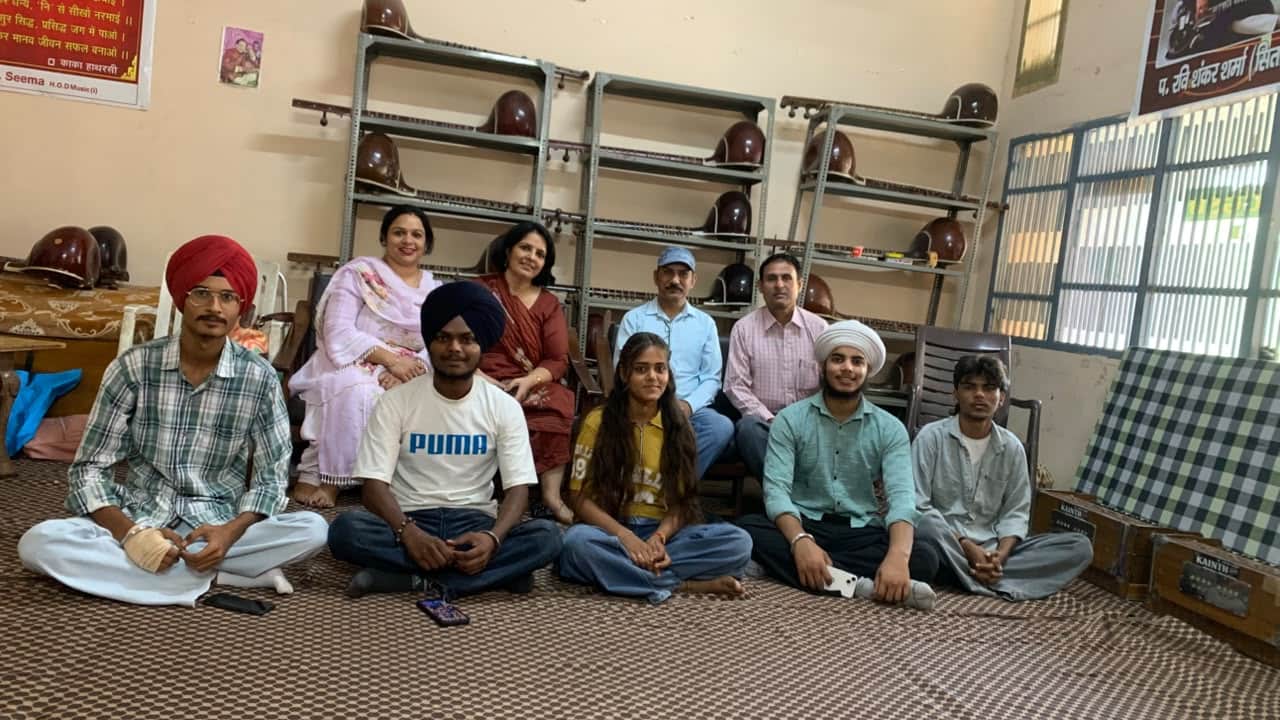 सिरसा। वादन संगीत की नवगठित परिषद टीम अपने शिक्षकों के साथ। संस्थान