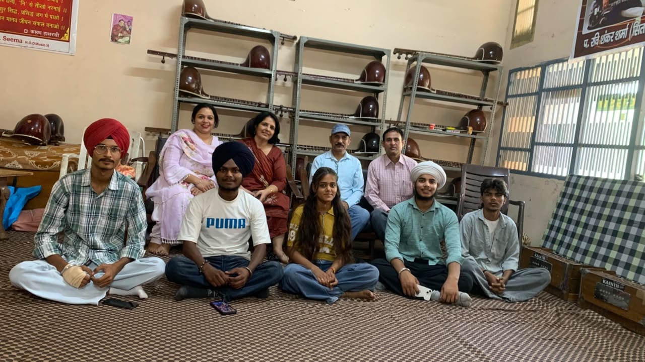 सिरसा। वादन संगीत की नवगठित परिषद टीम अपने शिक्षकों के साथ। संस्थान