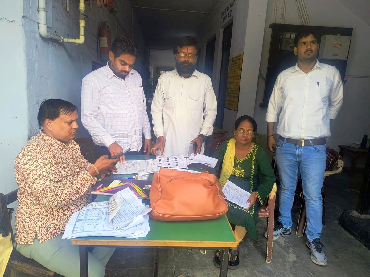 Shahjahanpur News: कई बूथों से समय से पहले चले गए बीएलओ, लोगों में भी कम रही रुचि