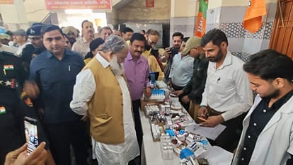 सेवा संकल्प शिविर में स्टॉल पर दौरा करते मंत्री अनिल विज। प्रवक्ता