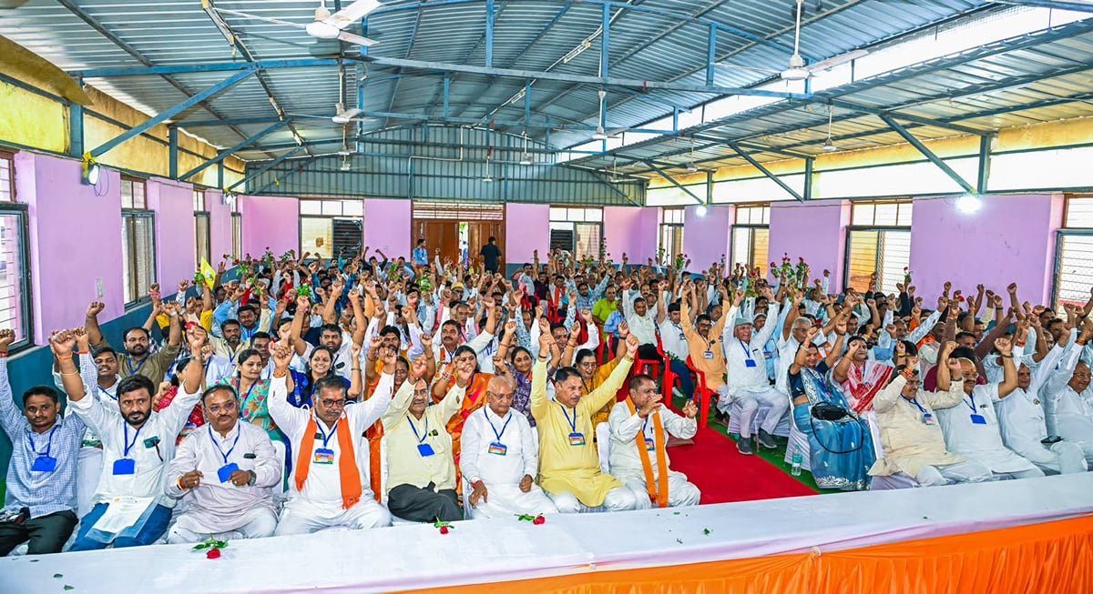 बांसवाड़ा: मां त्रिपुरा सुंदरी के दरबार पहुंचे सीएम भजनलाल शर्मा, पंचायत चुनाव के लिए कार्यकर्ताओं में भरा जोश