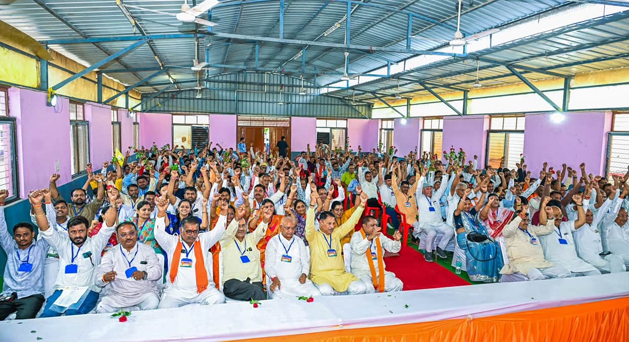 Chief Minister offers prayers at Tripura Sundari temple; discusses election-related matters with party workers