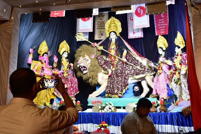 Siddharthnagar News: सड़कों पर सजा मां का दरबार, रोशनी में नहाए पंडाल
