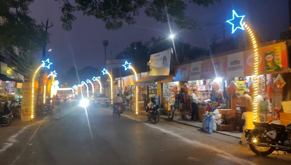 Azamgarh News: कनेक्शन न विद्युत सुरक्षा के नियमों का पालन, रोशन हो रहे पूजा पंडाल