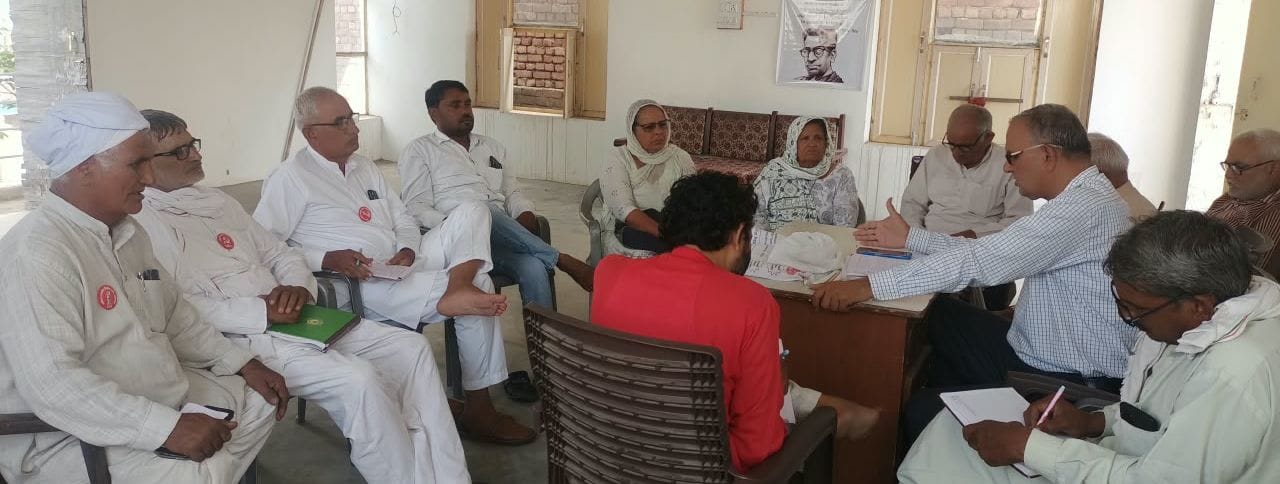 शहीद भगत सिंह यादगार भवन में आयोजित बैठक को संबोधित करते कामरेड ओमप्रकाश।