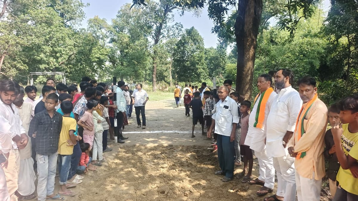 Ambedkar Nagar News: लंबी कूद में हिमांशु और ऊंची कूद में राज अव्वल