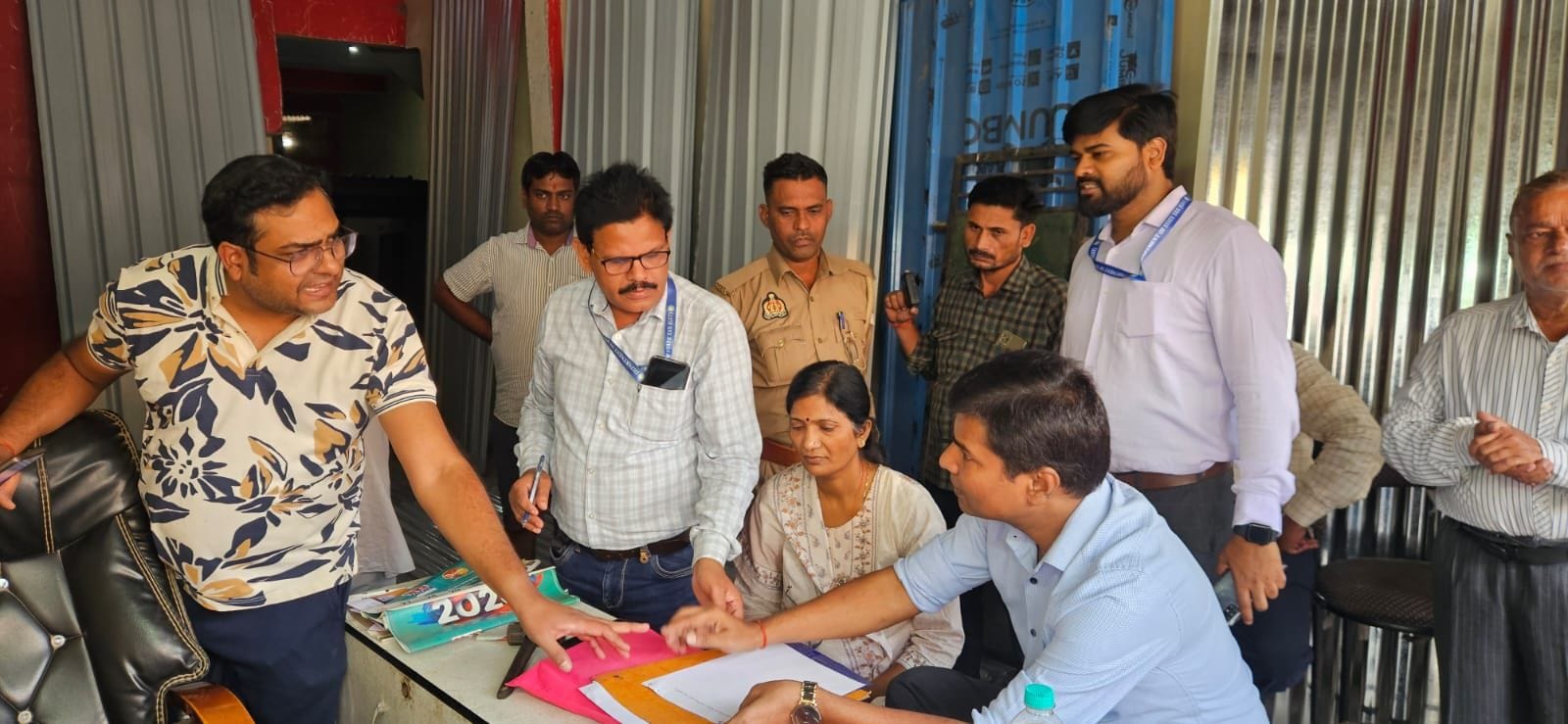 तिलहर के बिरियागंज में लोहा व्यापारियों के यहां जांच करती जीएसटी की एसआईबी टीम। संवाद