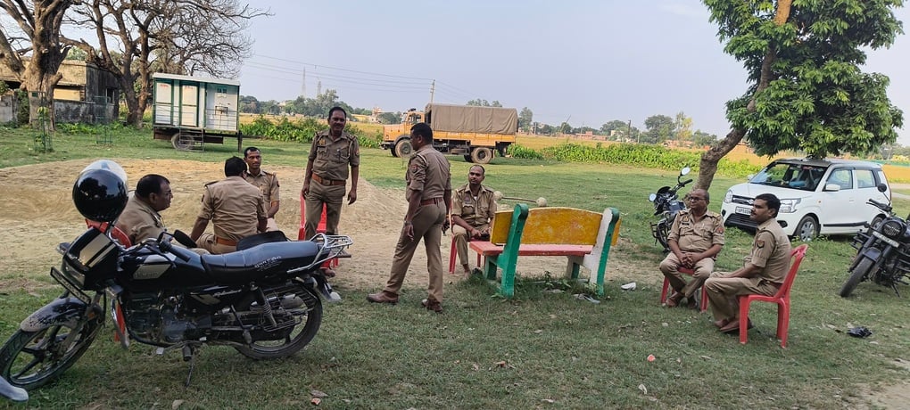 Deoria News: देवरहा बाबा गुफा मंदिर में भंडारे पर रोक, पीएसी तैनात