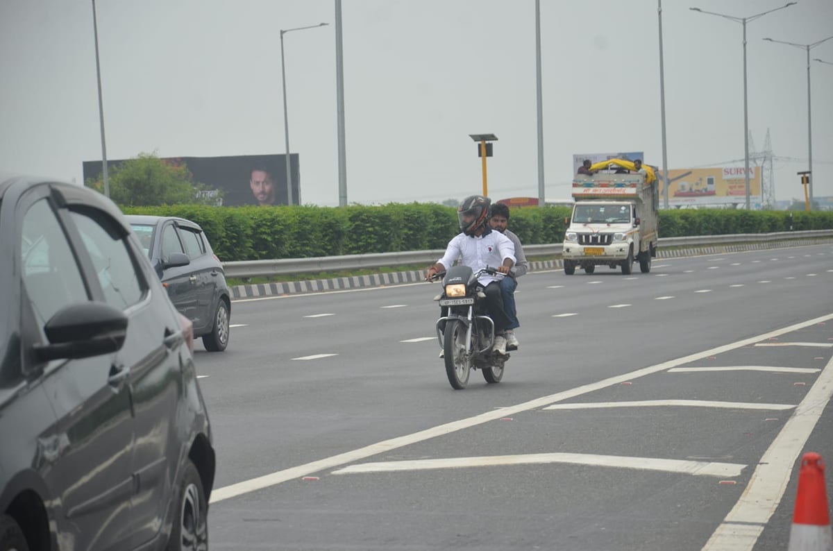 Ghaziabad News: दोपहिया वाहनों के लिए प्रतिबंधित डीएमई पर खराब कैंटर से टकराई बाइक, एक की मौत, दूसरा गंभीर
