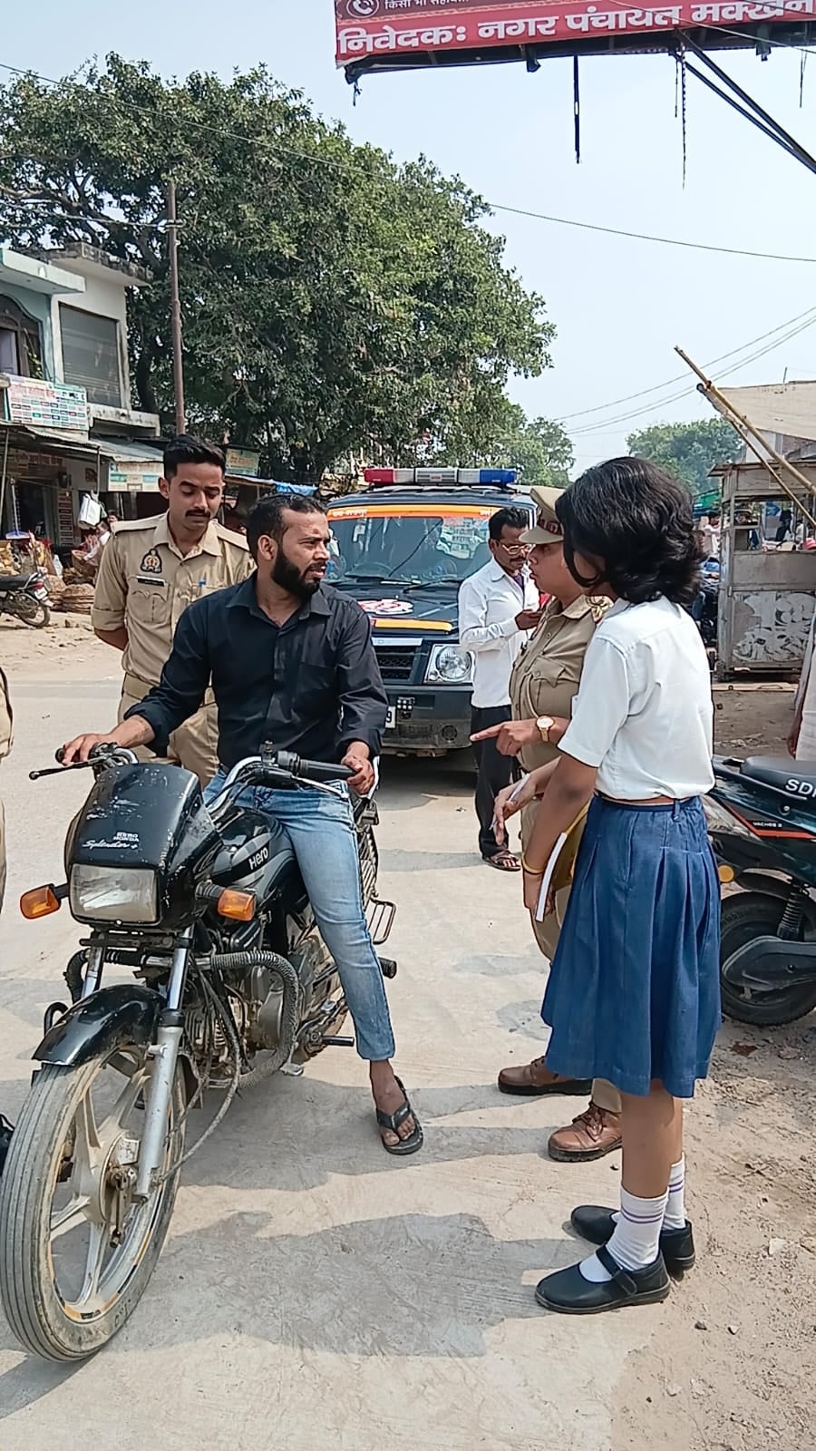 Firozabad News: अनुष्का बनीं मक्खनपुर की एक दिन की थानाध्यक्ष, सुनीं समस्याएं