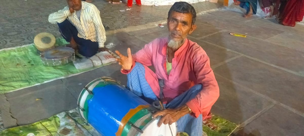 Deoria News: मां के दरबार में 40 साल से गूंज रही पुप्पुन मियां के ढोल की थाप