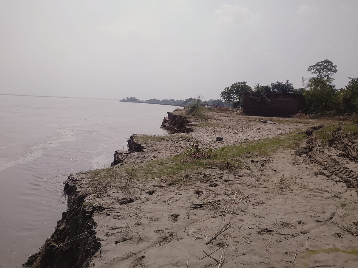 Ballia News: सरयू में समाए 150 एकड़ खेत 
12 मकानों पर कटान का खतरा