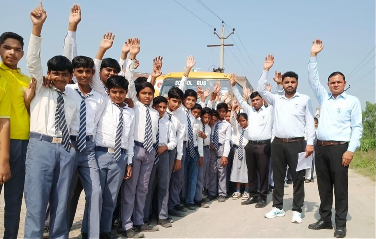 Shamli News: खनन वाहनों की आवाजाही के विरोध में उतरे विद्यार्थी