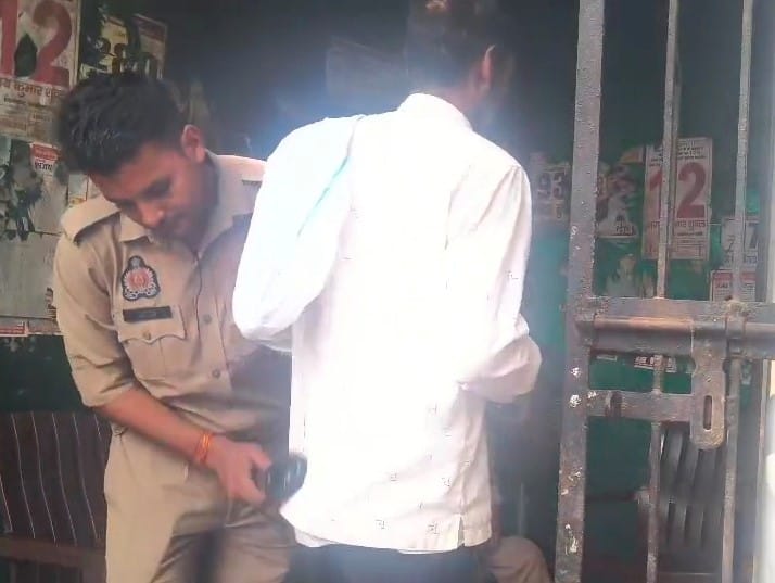 वादकारी की चेकिंग करता पुलिसकर्मी। संवाद